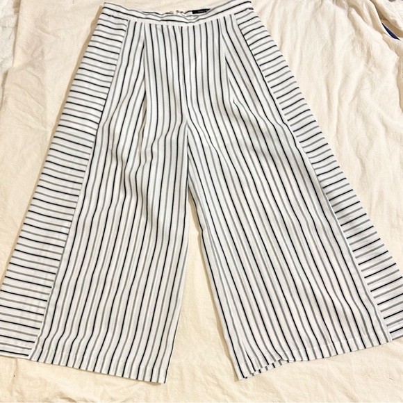 Doe & Rae Wide Leg Cropped Striped Pants Size M - Picture 7 of 8